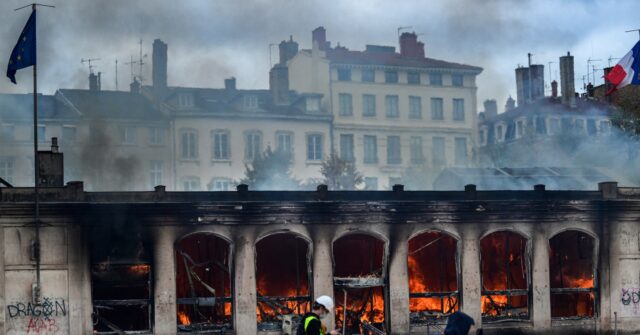 Distúrbios na França deixam centenas de presos e atingem prédios públicos