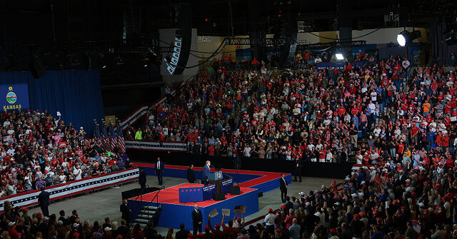 Trump lota arena em comício no Kansas antes das eleições de meio de mandato