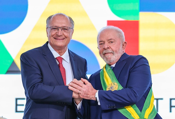 Flávio aciona TSE e pede cassação de Lula e Alckmin por suposto abuso no WhatsApp