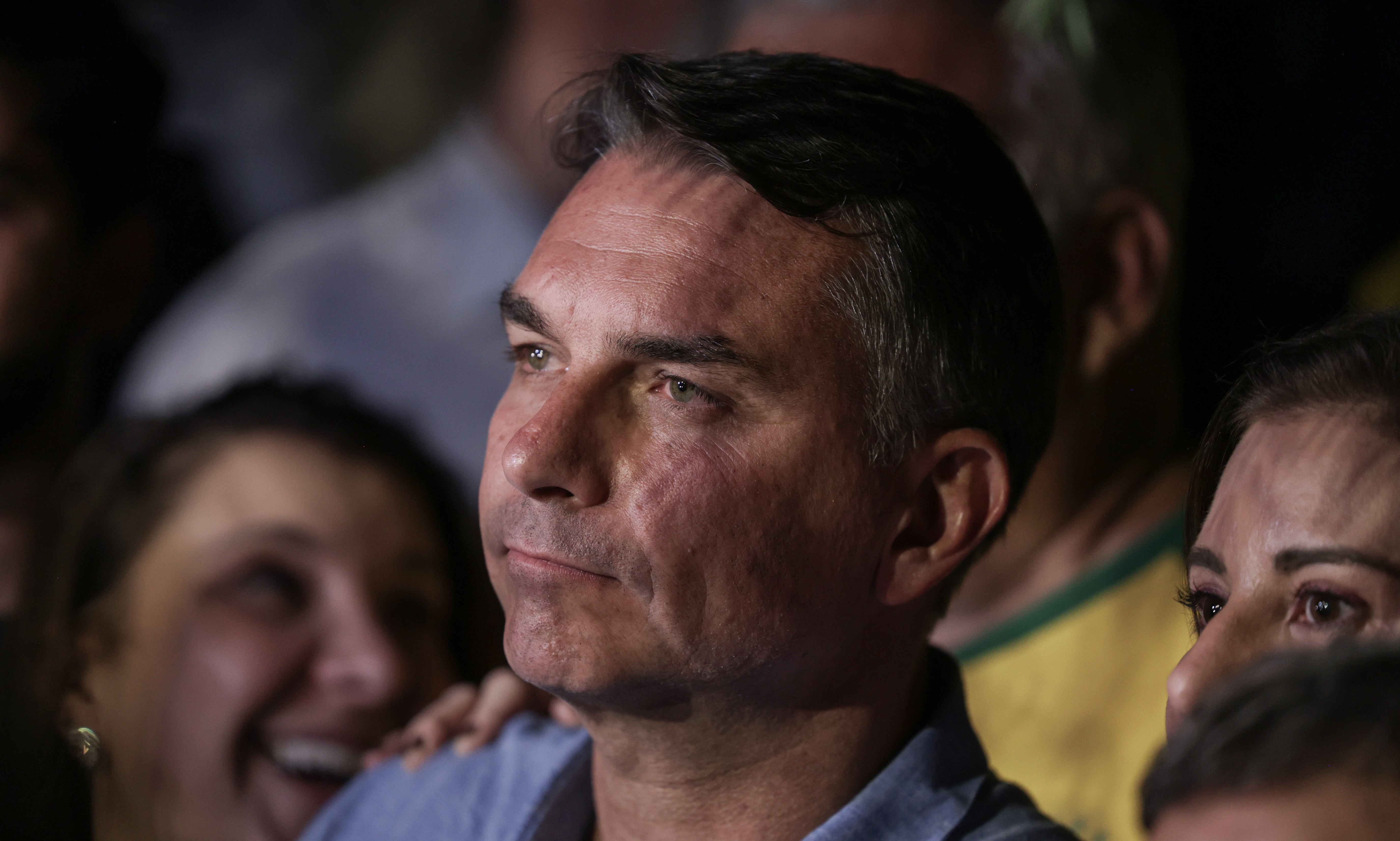 Flávio critica Lula por resposta às queimadas no Amazonas e promete apoio