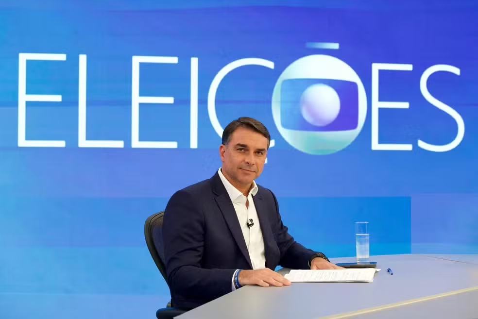 Flávio propõe fim da reeleição, rejeita cortes em benefícios e critica Lula
