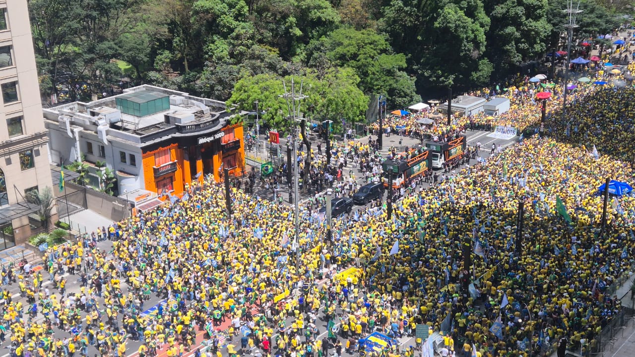 Ato pró-Flávio Bolsonaro reúne apoiadores na Paulista antes de debate com Lula