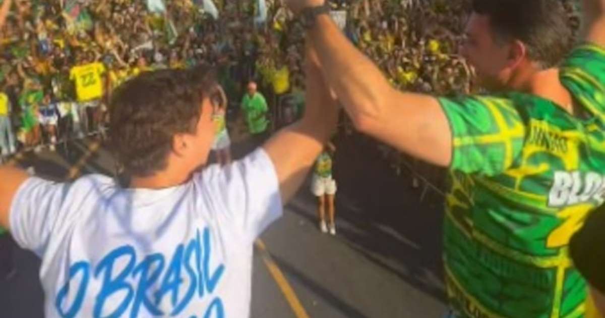 Flávio recebe manifestações de apoio a Bolsonaro na orla de Salvador