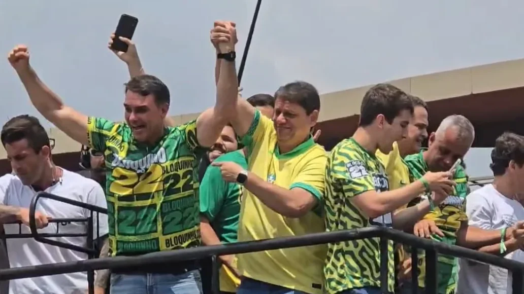 Flávio Bolsonaro mobiliza apoiadores em Vitória ao lado de Tarcísio e Nikolas